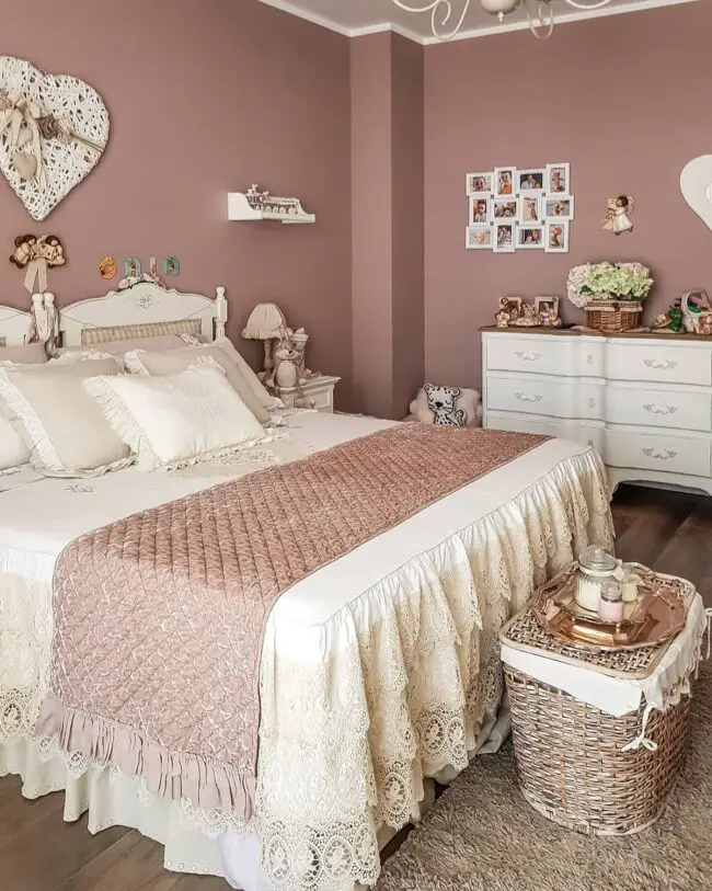 Vintage Textiles and Fabrics for an Antique Bedroom