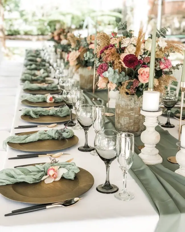 What Are the Key Elements of Boho Wedding Table Decor?