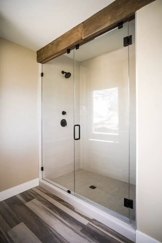 Elegant Swinging Shower Design